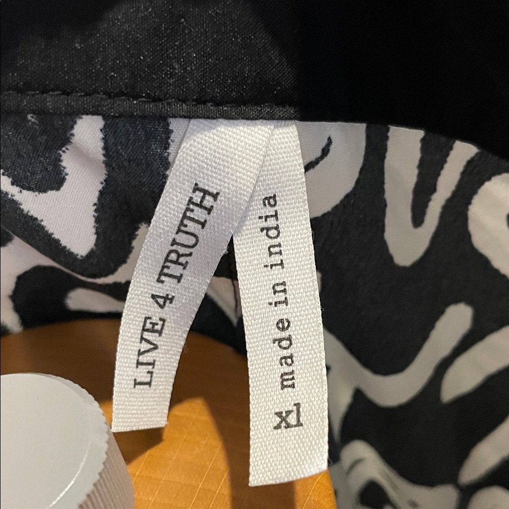 Live 4 Truth Monochrome Graphic Shirt - Picture 2 of 10